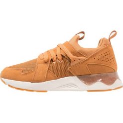 Asics Tiger GELLYTE V SANZE TR Tenisówki i Trampki meerkat. Trampki męskie Asics Tiger, z materiału. W wyprzedaży za 381.75 zł.