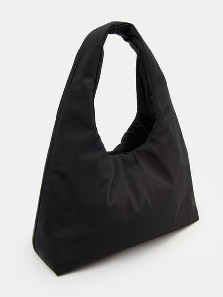 Torba na ramię typu hobo - czarny. Czarne torby na ramię damskie Sinsay, bez wzorów, bez dodatków. Za 35.99 zł.