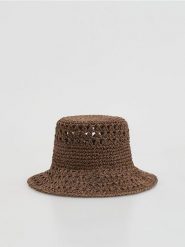 Słomkowy kapelusz bucket - brązowy. Brązowe czapki i kapelusze damskie Reserved, bez wzorów. Za 79.99 zł.