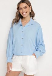 Niebieska Koszula z Wiskozą o Kroju Nietoperza Sonaretia. Niebieskie bluzki damskie Born2be, bez wzorów, z jeansu, eleganckie, bez kołnierzyka, bez ramiączek. Za 84.99 zł.