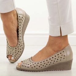 Złote ażurowe czółenka damskie na koturnie Potocki 12755. Żółte sandały damskie POTOCKI, w ażurowe wzory, z jeansu, bez obcasa, na koturnie, bez zapięcia. Za 189.00 zł.