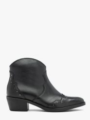 Czarne krótkie botki kowbojki z nitami. Czarne botki damskie Ryłko, ze skóry, rockowe, za kostkę, bez obcasa, bez zapięcia. Za 529.99 zł.
