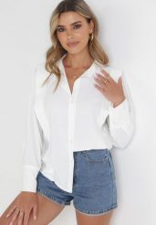 Biała Koszula z Falbaną przy Ramionach i Kołnierzem Sarya. Białe bluzki damskie Born2be, bez wzorów, z tkaniny, bez kołnierzyka, bez ramiączek. Za 79.99 zł.