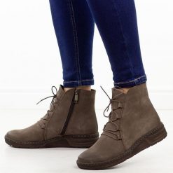 Brązowe nub. skórzane Polskie botki damskie zimowe Gregors 1093. Brązowe botki damskie GREGORS, na jesień, z nubiku, eleganckie, z okrągłym noskiem, bez obcasa, na koturnie, bez zapięcia. Za 499.00 zł.