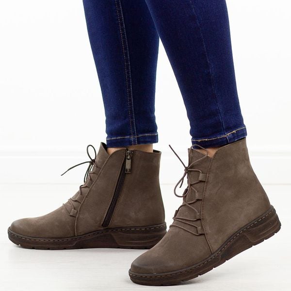 Brązowe nub. skórzane Polskie botki damskie zimowe Gregors 1093. Brązowe botki damskie GREGORS, na jesień, z nubiku, eleganckie, z okrągłym noskiem, bez obcasa, na koturnie, bez zapięcia. W wyprzedaży za 429.14 zł.