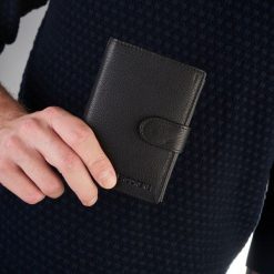 Portfel Skórzany Brødrene G-28 Z Zapięciem Czarny. Czarne portfele męskie bez wzorów, ze skóry. Za 54.00 zł.