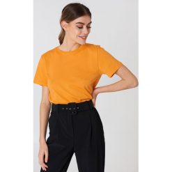 NA-KD Basic T-shirt basic - Orange. Pomarańczowe t-shirty damskie NA-KD Basic, z bawełny, z okrągłym kołnierzem. W wyprzedaży za 21.18 zł.