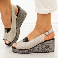 Beżowe skórzane sandały damskie na koturnie S.Barski 7010. Brązowe sandały damskie S.BARSKI, z aplikacjami, z jeansu, bez obcasa, na koturnie, bez zapięcia. Za 239.00 zł.