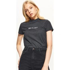Koszulka z napisem - Szary. Szare t-shirty damskie Cropp, z napisami. Za 19.99 zł.