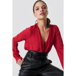 NA-KD Bluzka z wiązaniem kopertowym z przodu - Red. Bluzki damskie marki NA-KD. Za 121.95 zł.