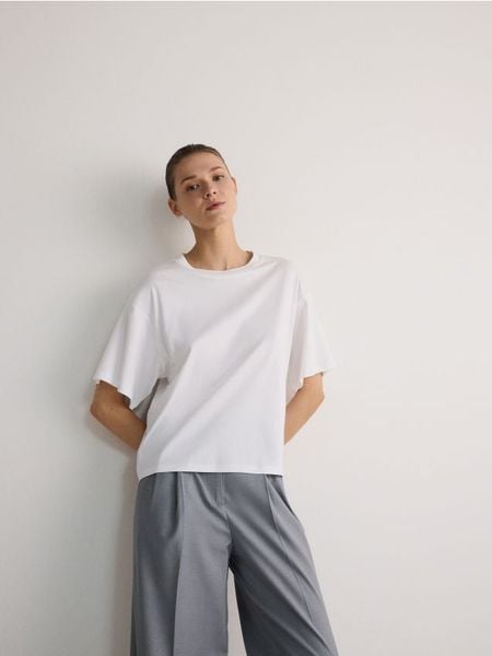 T-shirt oversize - biały. Białe t-shirty damskie Reserved, l, bez wzorów, z bawełny, bez kołnierzyka. W wyprzedaży za 39.99 zł.