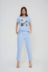 Spodnie z nogawkami w kant błękitne. Niebieskie spodnie materiałowe damskie MOODO, l, bez wzorów, z bawełny. Za 159.99 zł.