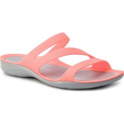 Klapki CROCS - Swiftwater Sandal W 203998 Bright Coral/Light Grey. Brązowe klapki damskie Crocs, bez wzorów, z tworzywa sztucznego, bez obcasa. W wyprzedaży za 139.00 zł.