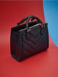 Torebka - czarny. Czarne torebki do ręki damskie Sinsay, bez wzorów, pikowane, bez dodatków. Za 49.99 zł.