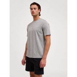 Hummel koszulka męska bawełniana logo haftowane hml Pulse T-shirt. Szare buty sportowe męskie Hummel, m, bez wzorów, z bawełny, bez kołnierzyka, bez ramiączek, na fitness i siłownię. Za 44.00 zł.