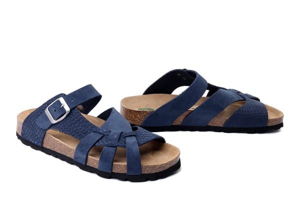 DR. BRINKMANN 701006-05 blau, klapki damskie. Niebieskie klapki damskie Dr. Brinkmann, bez wzorów, ze skóry, bez obcasa. Za 289.90 zł.
