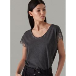 Bawełniana koszulka z koronkowymi rękawami - Szary. T-shirty damskie marki Mohito. Za 49.99 zł.