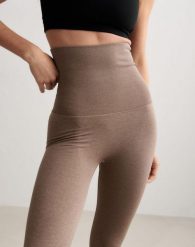 Damskie legginsy invisible scrunch Shape Seamless Core Control brązowy melanż. Brązowe legginsy damskie Aim'n, l, bez wzorów, z dzianiny, na fitness i siłownię. Za 339.00 zł.