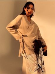 Żakiet kimono z domieszką wiskozy - kremowy. Białe żakiety damskie Sinsay, l, bez wzorów, z wiskozy. Za 69.99 zł.