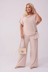 Elegancki beżowy komplet Rosa bluzka i spodnie na wesele PLUS SIZE XXL. Brązowe spodnie materiałowe damskie Moda Size Plus Iwanek, plus size, bez wzorów, z elastanu, z podwyższonym stanem. W wyprzedaży za 389.90 zł.