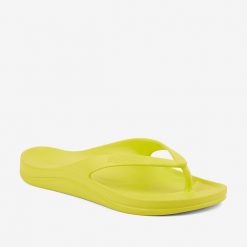 Damskie klapki Coqui Naitiri - pastelowe, ergonomiczne. Żółte klapki damskie Coqui, bez wzorów, bez obcasa. Za 113.99 zł.