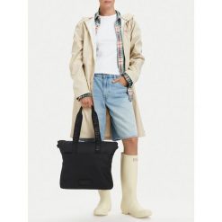 Torebka Hunter. Czarne torebki do ręki damskie Hunter, bez wzorów, bez dodatków. Za 229.99 zł.