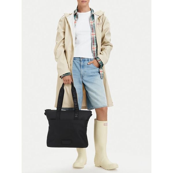 Torebka Hunter. Czarne torebki do ręki damskie Hunter, bez wzorów, bez dodatków. Za 229.99 zł.