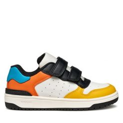 Sneakersy Geox. Białe trampki i tenisówki chłopięce Geox, bez wzorów, bez zapięcia. Za 169.99 zł.