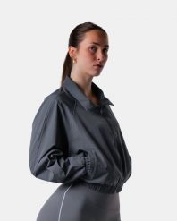Damska krótka kurtka z pełnym zamkiem, oversize, na siłownię i miasto – szary. Szare kurtki damskie AESTHETIC WOLF, m, bez wzorów, z bawełny, bez kaptura. Za 289.99 zł.