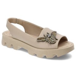 Beżowe Sandały Karino Modne Wsuwane Obuwie Damskie. Brązowe klapki damskie Karino, z aplikacjami, ze skóry, eleganckie, bez obcasa. Za 349.00 zł.