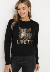 Czarny Sweter z Wiskozą Ozdobiony Napisem i Naszywką z Cyrkoniami Liliran. Czarne swetry damskie Born2be, z aplikacjami, z jeansu, eleganckie, bez kołnierzyka, bez ramiączek, bez kaptura. Za 129.99 zł.