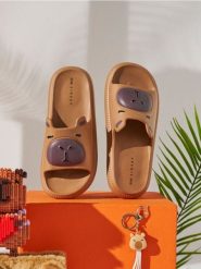 Piankowe klapki z motywem kapibary - beżowy. Brązowe klapki damskie Sinsay, bez wzorów, bez obcasa. Za 29.99 zł.