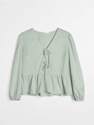 Koszulowa bluzka z muślinu z ozdobnym wiązaniem - zielony. Zielone bluzki damskie Sinsay, l, bez wzorów, bez kołnierzyka, bez ramiączek. Za 39.99 zł.