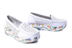 ARTIKER RELAKS 58C0761 white, półbuty damskie. Białe półbuty damskie Artiker Relaks, na lato, w ażurowe wzory, ze skóry, bez obcasa, na koturnie, bez zapięcia. Za 184.90 zł.
