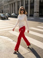 Spodnie flare z ozdobnymi rozcięciami - czerwony. Czerwone spodnie materiałowe damskie Sinsay, l, bez wzorów. Za 39.99 zł.