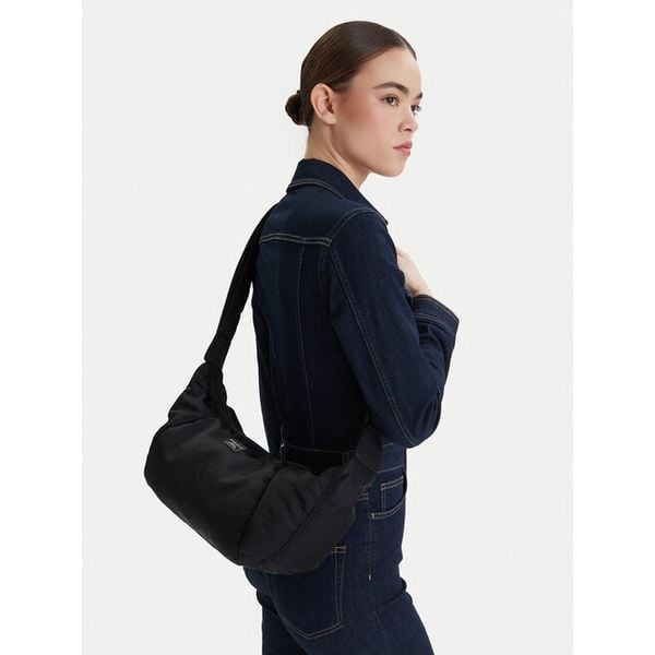 Torebka Guess Jeans. Czarne listonoszki damskie Guess Jeans, z aplikacjami, z jeansu, bez dodatków. Za 169.99 zł.