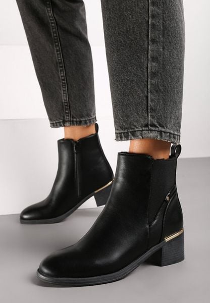 Czarne Botki na Słupku Ozdobione Metaliczną Aplikacją Naratta. Czarne botki damskie Renee, biznesowe, z okrągłym noskiem, bez obcasa, na obcasie, bez zapięcia. Za 99.99 zł.