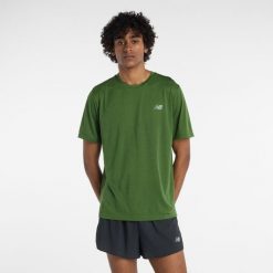 Koszulka męska New Balance MT41253DAA – zielona. Zielone koszulki sportowe męskie New Balance, l, bez wzorów, z materiału, bez kołnierzyka, bez ramiączek, na fitness i siłownię. Za 199.99 zł.