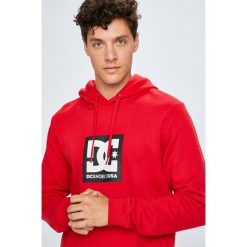 DC - Bluza. Czerwone bluzy męskie DC, z nadrukiem, z bawełny. W wyprzedaży za 239.90 zł.
