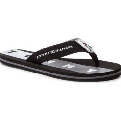Japonki TOMMY HILFIGER - Flat Beach Sandal Flag Print FW0FW03885 Black 990. Czarne klapki damskie Tommy Hilfiger, bez wzorów, z materiału, bez obcasa. W wyprzedaży za 119.00 zł.