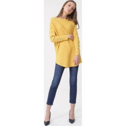 Żółty Sweter Harlow. Żółte swetry damskie Born2be, l, z aplikacjami, z koronki, bez kołnierzyka, bez ramiączek, długie, bez kaptura. Za 89.99 zł.