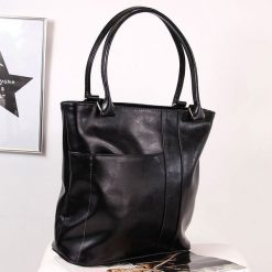 Torebka skórzana DAN-A T381 czarna. Czarne torebki do ręki damskie DAN-A, bez wzorów, ze skóry, eleganckie, bez dodatków. Za 329.99 zł.