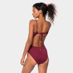 Jednoczęściowy strój kąpielowy z wiązaniem Carpatree czerwony. Czerwone kostiumy jednoczęściowe damskie Carpatree, m, bez wzorów, z materiału, sportowe, do pływania. Za 179.99 zł.