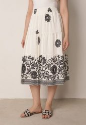 Biało-Czarna Rozkloszowana Spódnica z Wiskozy w Kwiatowy Wzór Masterore. Białe spódnice damskie Born2be, uniwersalny, bez wzorów, z jeansu, biznesowe, midi, dopasowane. Za 59.99 zł.