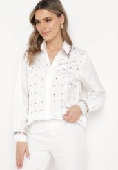 Biała Koszula z Ozdobnym Kołnierzykiem z Ćwiekami i Cyrkoniami Aiatla. Białe bluzki damskie Born2be, m, bez wzorów, eleganckie, bez kołnierzyka, bez ramiączek. Za 79.99 zł.
