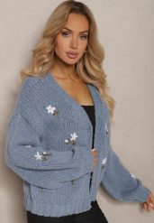 Niebieski Kardigan w Kwiatowe Aplikacje z Zapięciem na Elegancką Agrafkę Patista. Niebieskie kardigany damskie Renee, z aplikacjami, z bawełny, biznesowe, bez kołnierzyka, bez ramiączek, bez kaptura. Za 169.99 zł.