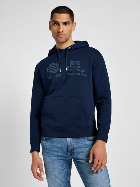 LEE MĘSKA BLUZA Z KAPTUREM LEE SEASONAL HOODIE INKY BLUE 112358048. Niebieskie bluzy męskie Lee, m, bez wzorów, z kapturem. Za 179.99 zł.