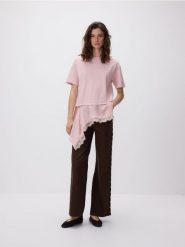 Asymetryczny t-shirt - pastelowy róż. Czerwone t-shirty damskie Reserved, l, bez wzorów, z bawełny, z asymetrycznym kołnierzem. Za 89.99 zł.