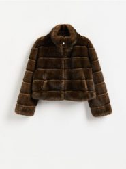 Kurtka z imitacji futra - ciemnobrązowy. Brązowe kurtki damskie Reserved, l, bez wzorów, bez kaptura. Za 359.99 zł.