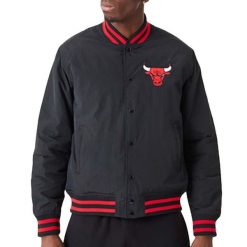 Kurtka uniwersalna męska New Era Nba Chicago Bulls Script. Czerwone kurtki męskie New Era, m, bez wzorów, klasyczne, bez kaptura. W wyprzedaży za 362.10 zł.